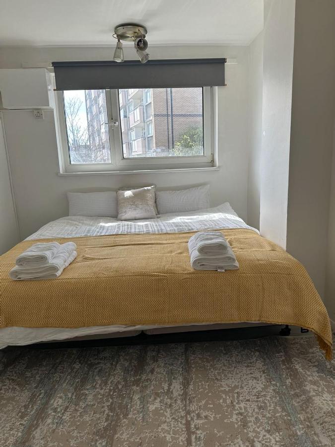 Cheerful Double Room For Single Use Лондон Екстер'єр фото